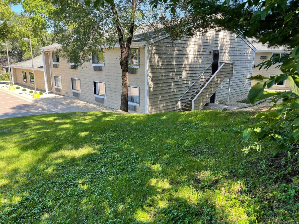 Nichols Inn & Suites Hastings Екстериор снимка