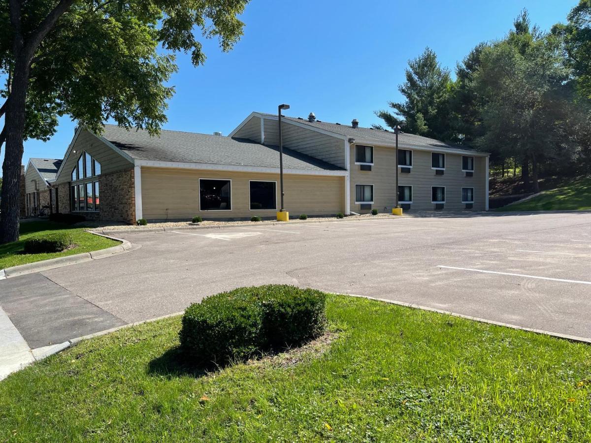 Nichols Inn & Suites Hastings Екстериор снимка