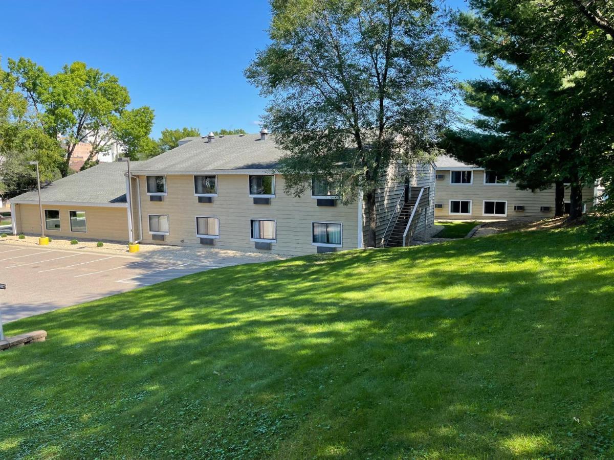 Nichols Inn & Suites Hastings Екстериор снимка